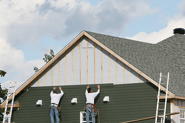 Professional Vinyl Siding technician working in Brookfield, OH